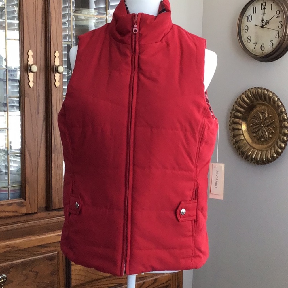 Jones New York reversible red vest size medium. New with tag.